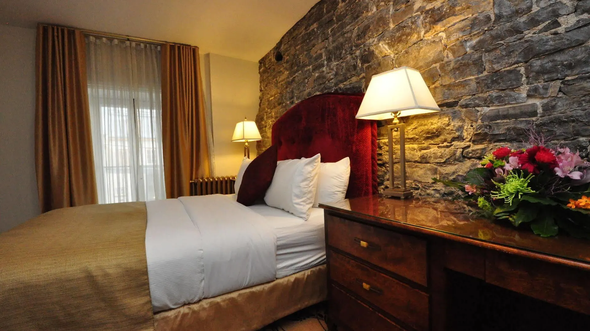 ***  Hotel Manoir D'Auteuil Quebec City Canada